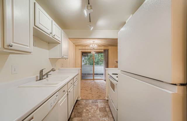 Top-Floor 1Bed/1Bath Apartment in Federal Way with Plenty of Amenities!! photos photos