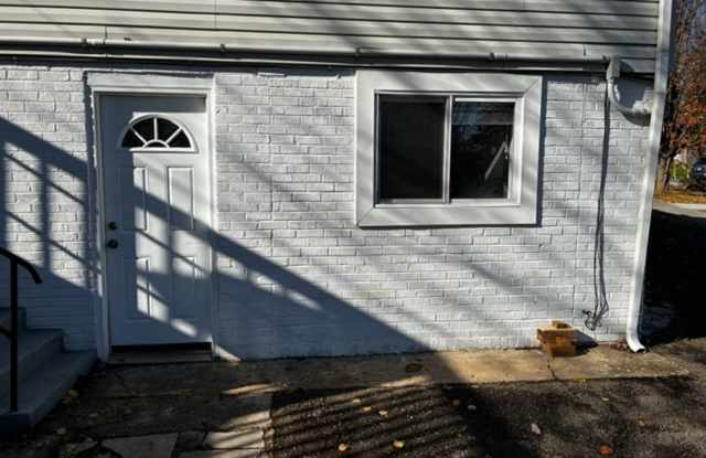 Maryville 37803 - 2 Bedroom, 1 Bath Basement Apartment - Call Troy Adams 865-233-6949 Gallery 1