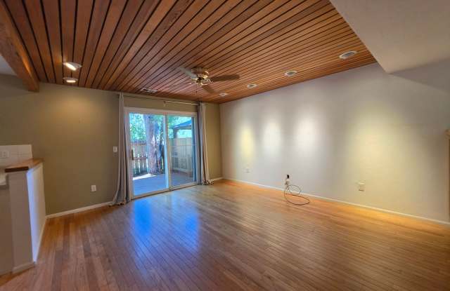 Charming 2 story Townhouse 2bd 2ba *$1000 Deposit* Gallery 3