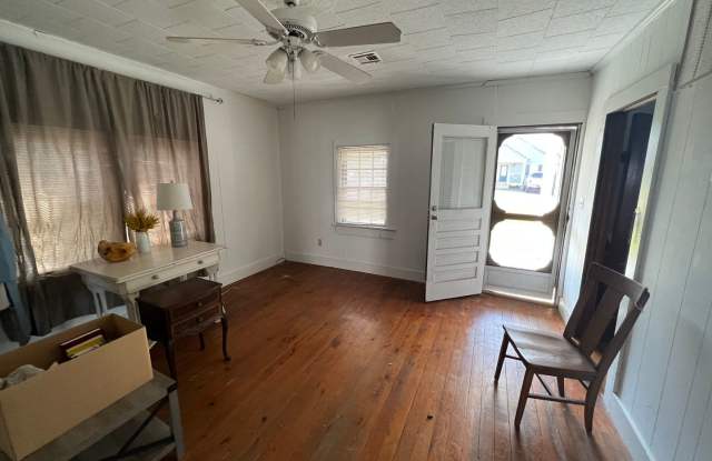 One Bedroom , One Bathroom - 110 James Street, Maurice, LA 70555