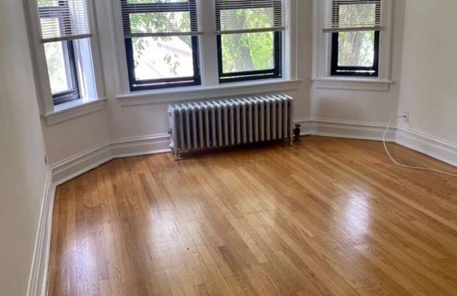 1913 W Larchmont Ave Gallery 2