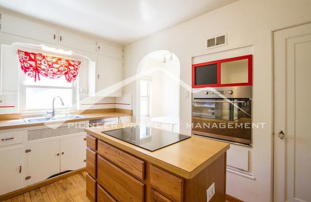 Washington Park Home with Washer/Dryer and Fenced Yard Gallery 3