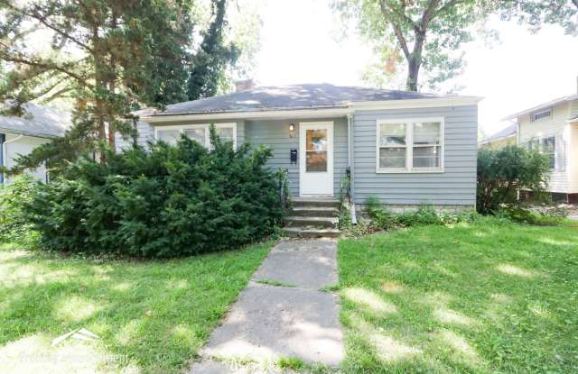 Awesome 3 bedroom 1 bathroom home located close to Aggieville and Campus! - 823 Kearney Street, Manhattan, KS 66502