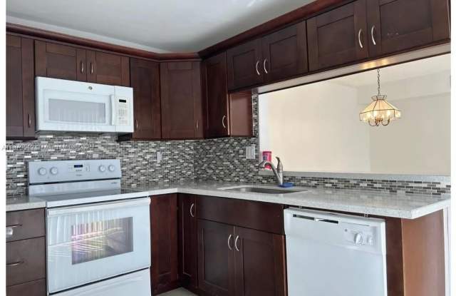 4726 SW 67th Ave photos photos