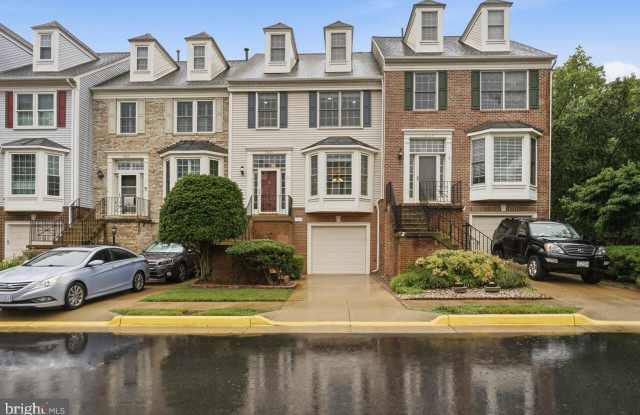 7035 KINGS MANOR Drive Gallery 1