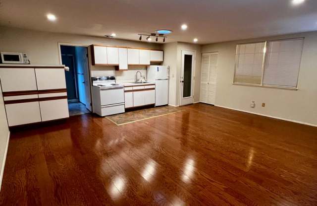 One bedroom unit in Bremerton. - 721 Northeast Woods Place, Tracyton, WA 98311