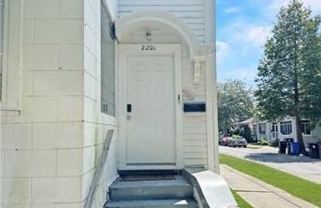 2201 BROADWAY Street Gallery 1