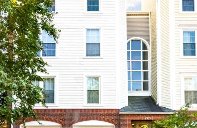 Rare Top-Floor, 2-Level Luxury End-Unit Condo with Loft in Alexandria! photos photos