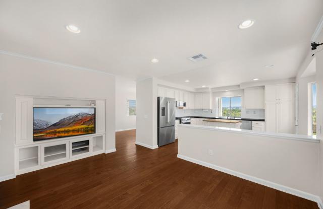 Gorgeous updated 3 Bed / 2.5 Bath w/ Amazing Views - North Corona Gallery 3