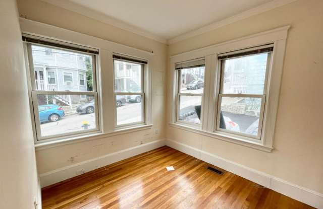 Charming 5 Bedroom-No Broker Fee Gallery 4