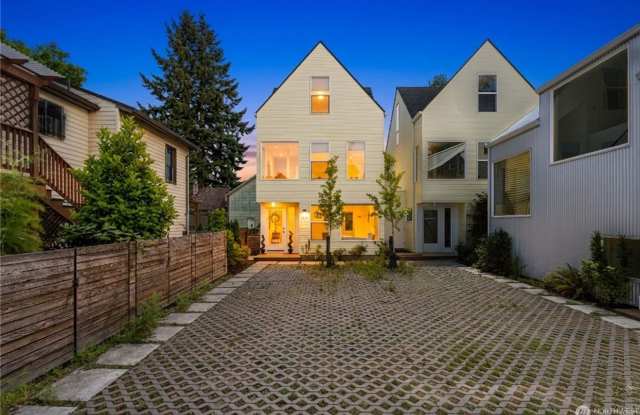 Modern Detached 3 Bedroom Townhouse in the Heart of Seattle Gallery 1