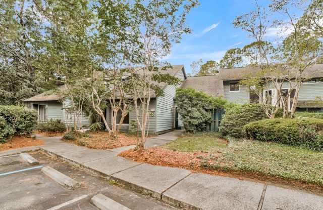 Refreshed 3BR/3BA Snee Farm Lakes Rental with Screened Porch & Water Views Gallery 4