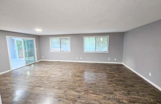 Lovely 3 Bedroom, 2 Bath House with 2 Car Garage Gallery 4