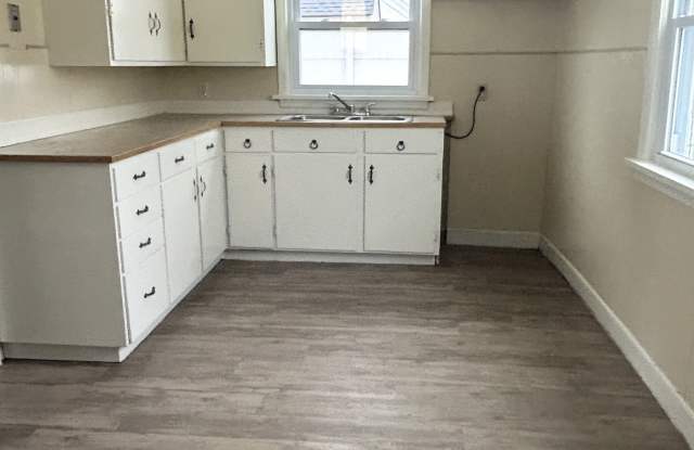 1537 14th Avenue East - 2 photos photos