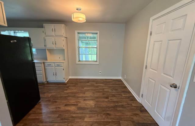 WELL MAINTAINED 4 BEDROOM HOUSE WITH $250 OFF 1ST MONTH'S RENT! Gallery 4
