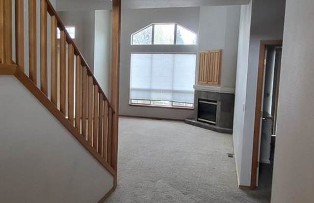 4 Bed 3.5 Bath - Eagle Crest - Two Car Garage-On Golf Course-Partially Furnished Gallery 2