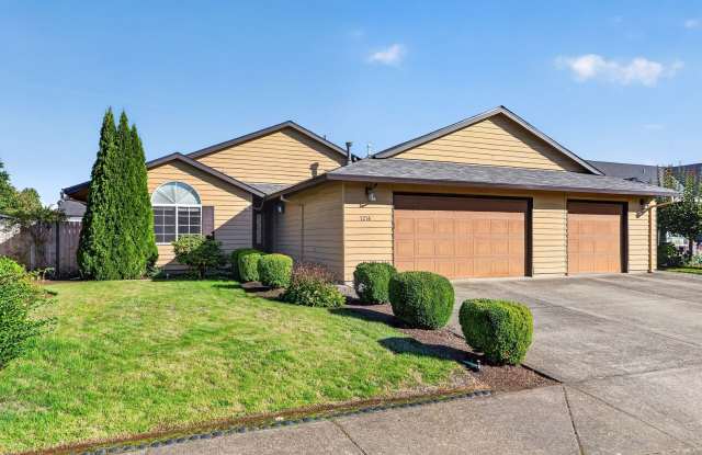 Spacious Single Level 3bed/2 bath w/ 3 car garage Gallery 1