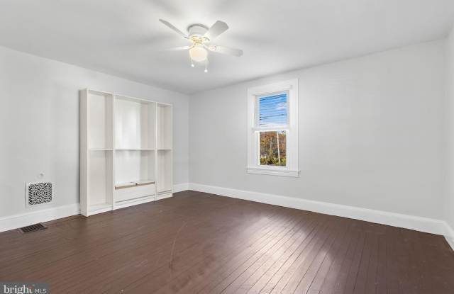 216 N ABERDEEN AVENUE Gallery 4