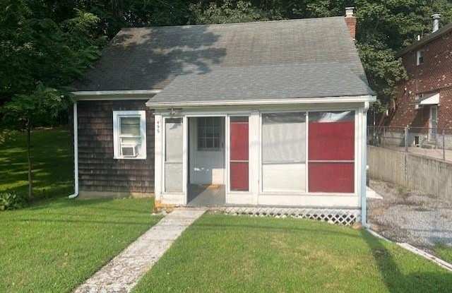 495 Community Drive - 495 Community Drive, Manhasset, NY 11030