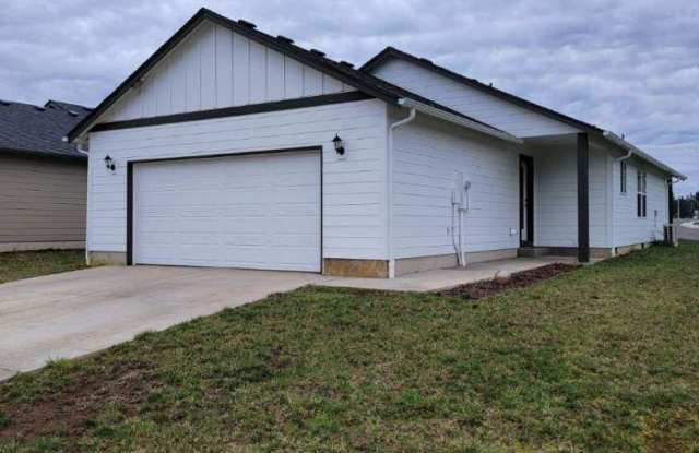 Winlock Newer Construction Home for Lease - 604 Roundtree Blvd Gallery 1