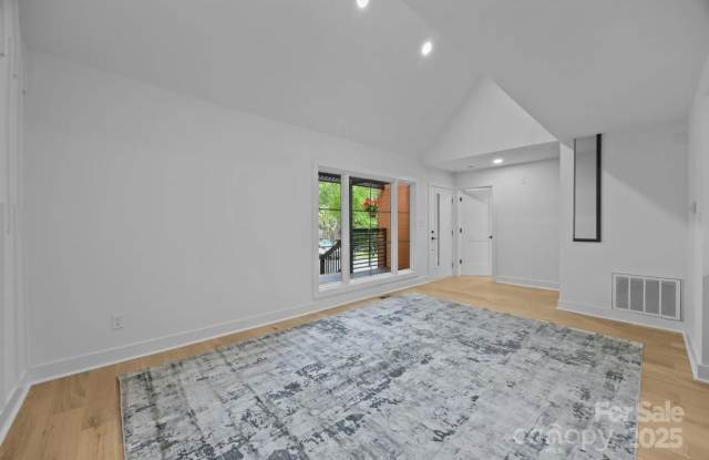 Room in 3 Bedroom Home at Piney Path Rd photos photos