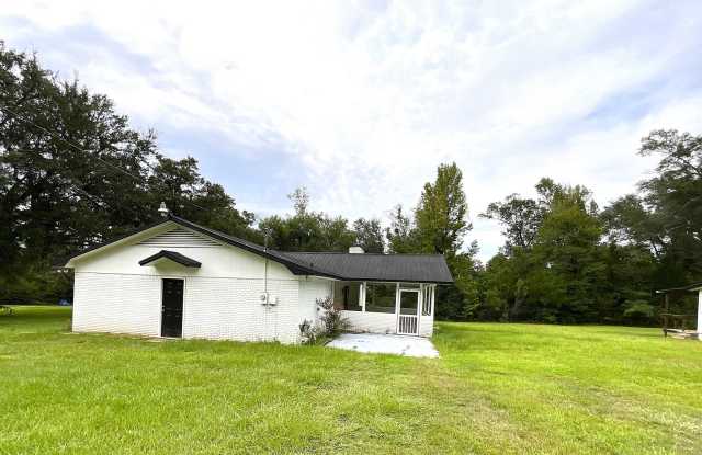 Gorgeous 4/2 Brick Home in Marianna on a Well with Bonus Building Gallery 3