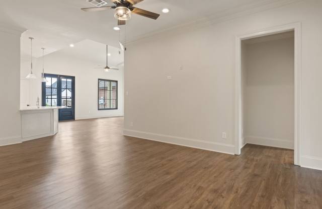 BEAUTIFUL HOME!   Stonehaven on the River Subdivision Gallery 4