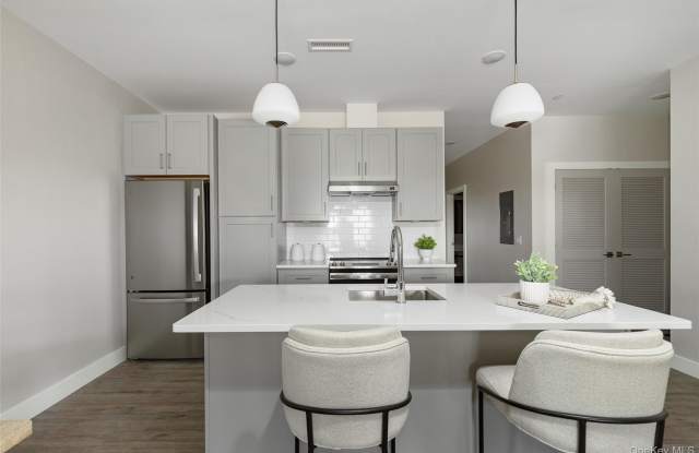 6 Hudson W Drive Gallery 3