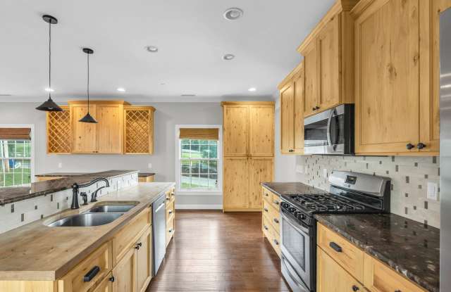 2 bedroom townhome in North Shore AVAILABLE NOW! photos photos