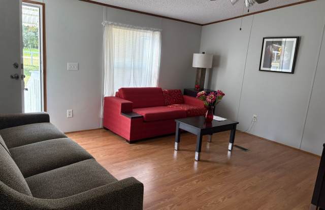 4/2 on over 1 acres Gallery 4