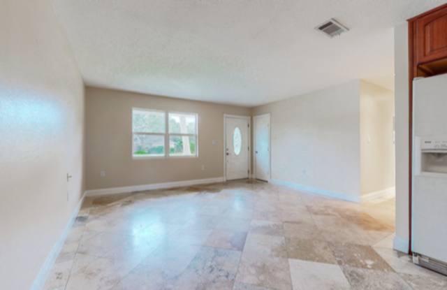3/2 with Den and extra long single car garage, huge fenced back yard Gallery 4