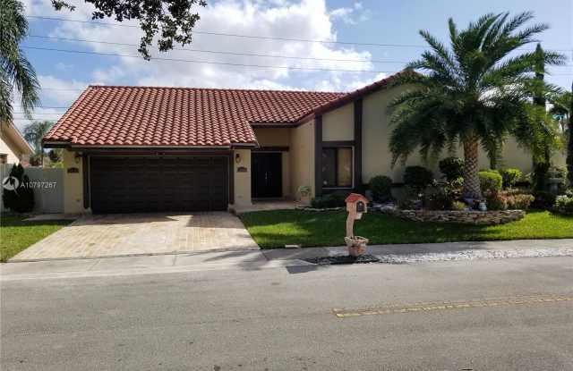 5910 Paradise Pl - 5910 Paradise Drive, Tamarac, FL 33321