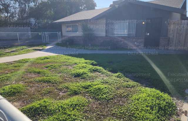 2 bedroom 1 bathroom apartment. - 271 Bernard Street, Kern County, CA 93305