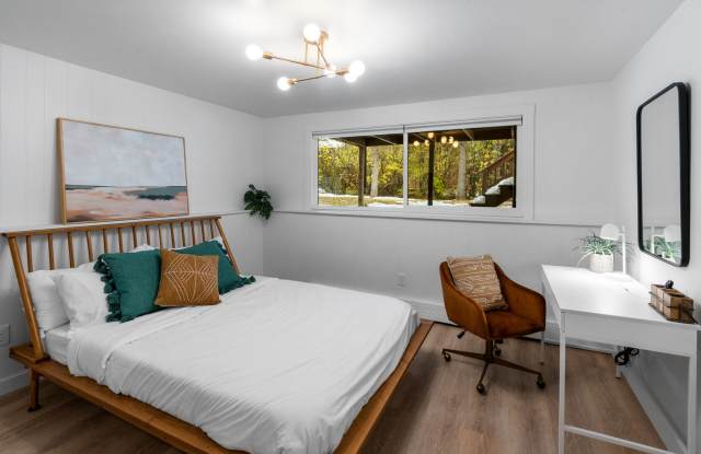 Stylish & Turnkey Furnished 2-BR Daylight Basement Apartment – Utilities + Wi-Fi Included Gallery 4