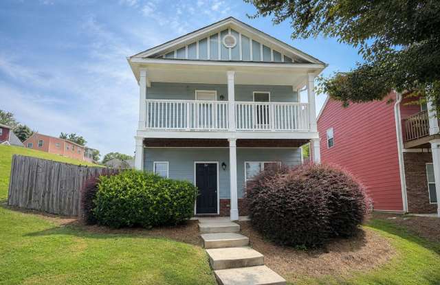 ROOMMATE MATCHING ONLY! LEASING FOR AUGUST 1 2027! FENCED IN YARD! Gallery 1