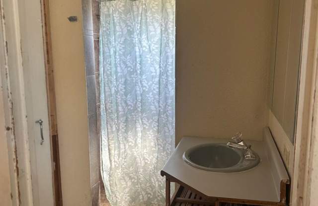 Charming 2-Bedroom Home with Spacious Yard Gallery 3
