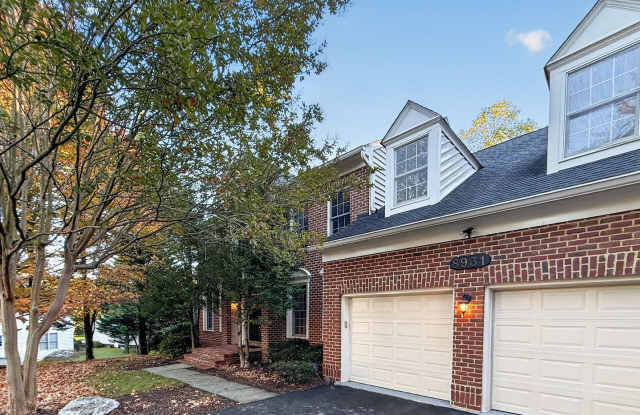 GORGEOUS 5 bed 3.5 Bath with beautiful landscaping Gallery 1