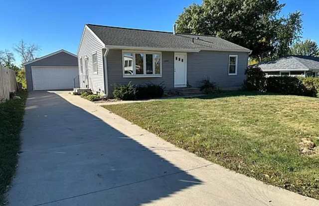 1517 9th Avenue SW - Cedar Rapids Gallery 1