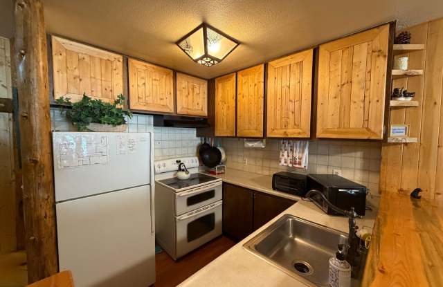 Cozy Furnished 2 Bedroom / 2 Bathroom Condo in Summit – Great Mammoth Location Gallery 4