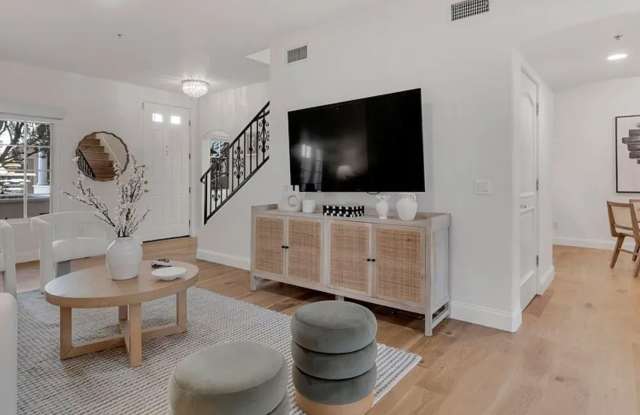 Hidden-Gem Townhouse in WeHo: 2 Bed/2.5 Bath, Private Entrance + Patios, 2 Parking, Norma Triangle Gallery 3