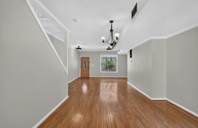 Gorgeous 6br/3.5a with Deck/Patio/Common Space Steps to Columbia Heights! photos photos Gorgeous 6br/3.5a with Deck/Patio/Common Space Steps to Columbia Heights! photos photos