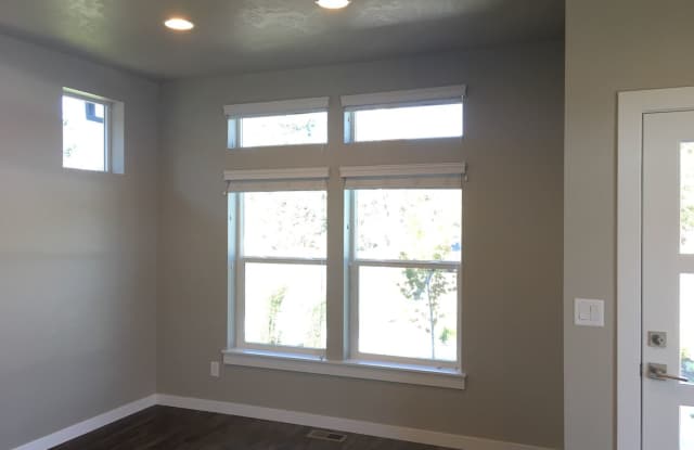 3 Bedroom / 2 Bathroom Single Level Home with a 2 Car Garage Gallery 4