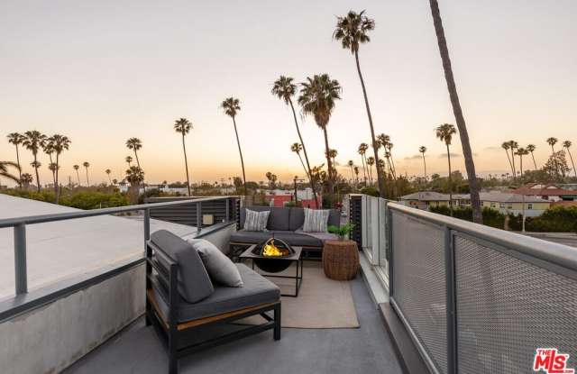 2307 Oakwood Ave - 2307 Oakwood Avenue, Los Angeles, CA 90291