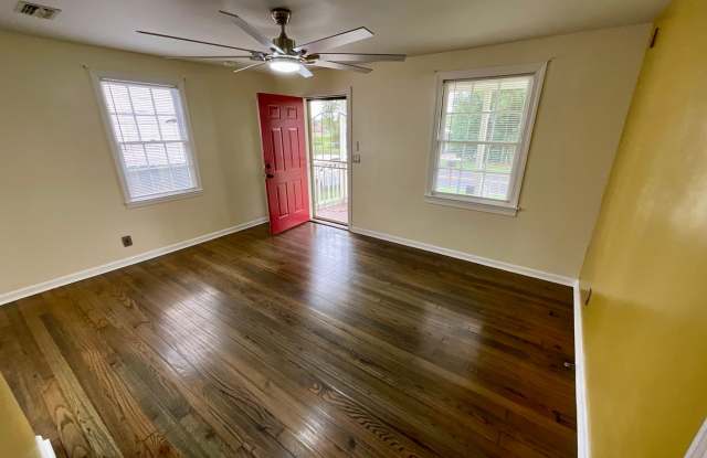 Freshly Renovated 2/1 in Marianna with Large Fenced Back Yard Gallery 4