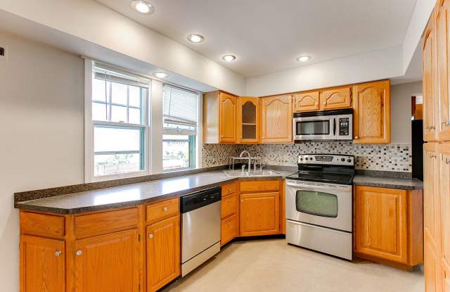 8 Bedroom Home Across from Macalester! - 1576 Sargent Avenue, St. Paul, MN 55105