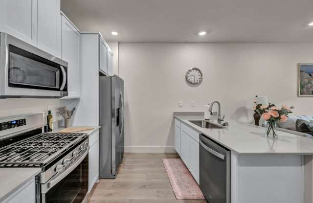 FULLY FURNISHED EXECUTIVE HOME WITH ALL UTILITIES INCLUDED! Gallery 4