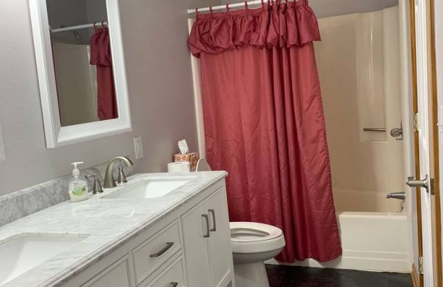 2 Bedroom 1.5 Bath Townhouse Gallery 3