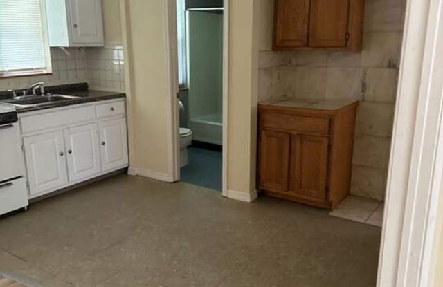 Large 1br in Townhome with Garage and Deck(Heat Included) Gallery 2