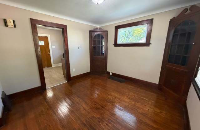 3406 Robinwood Dr- Great Three Bedroom Home With Central Air! Gallery 4