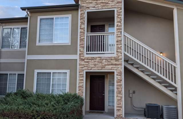 AWESOME 2-BEDROOM CONDO INCL. GARAGE, SWIMMING POOL, WASHER & DRYER! Gallery 4